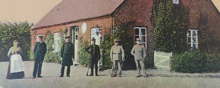 Grenzgendarmen in hellblauen Uniformen und Zollbeamte in schwarzen Uniformen vor der Farm Blokager in Kalvslund, die bis 1920 ein dänisches Zollamt hatte. Foto: Kalvslund Lokales Archiv.
